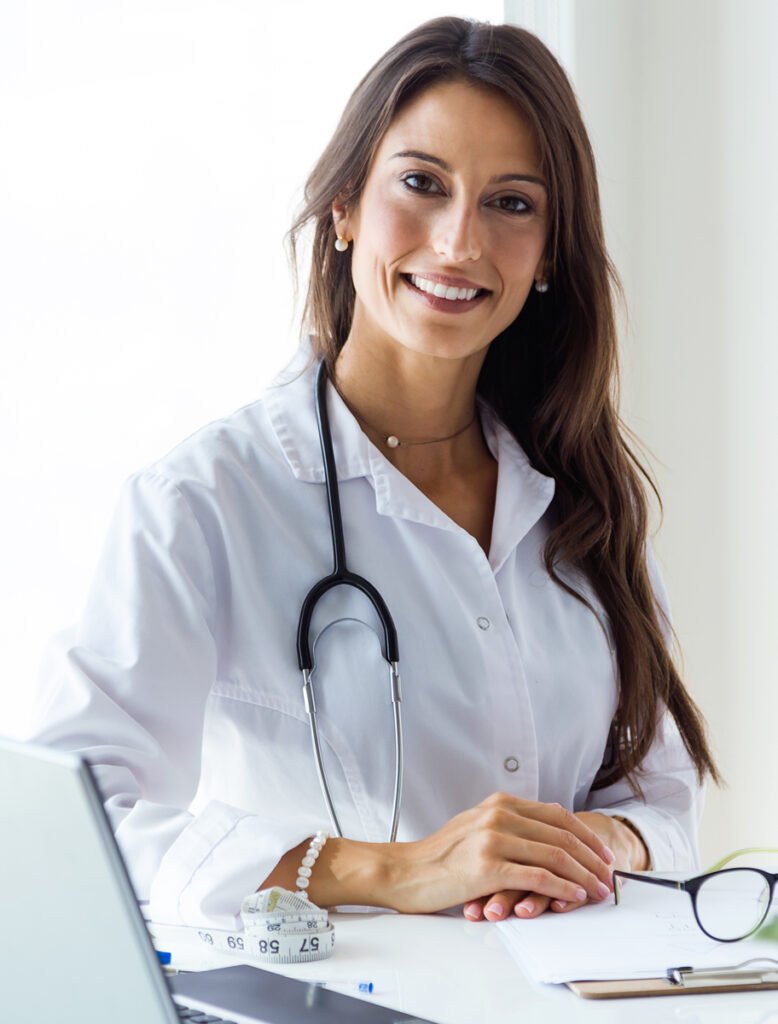 bela-jovem-doutora-olhando-camera-no-escritorio