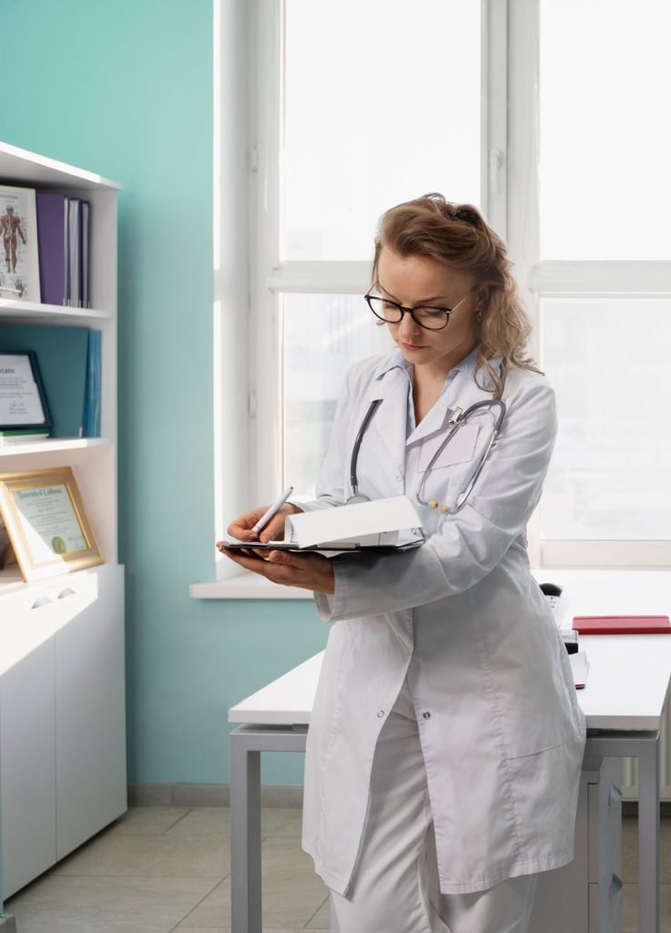 medico de tiro médio tomando notas na clinica