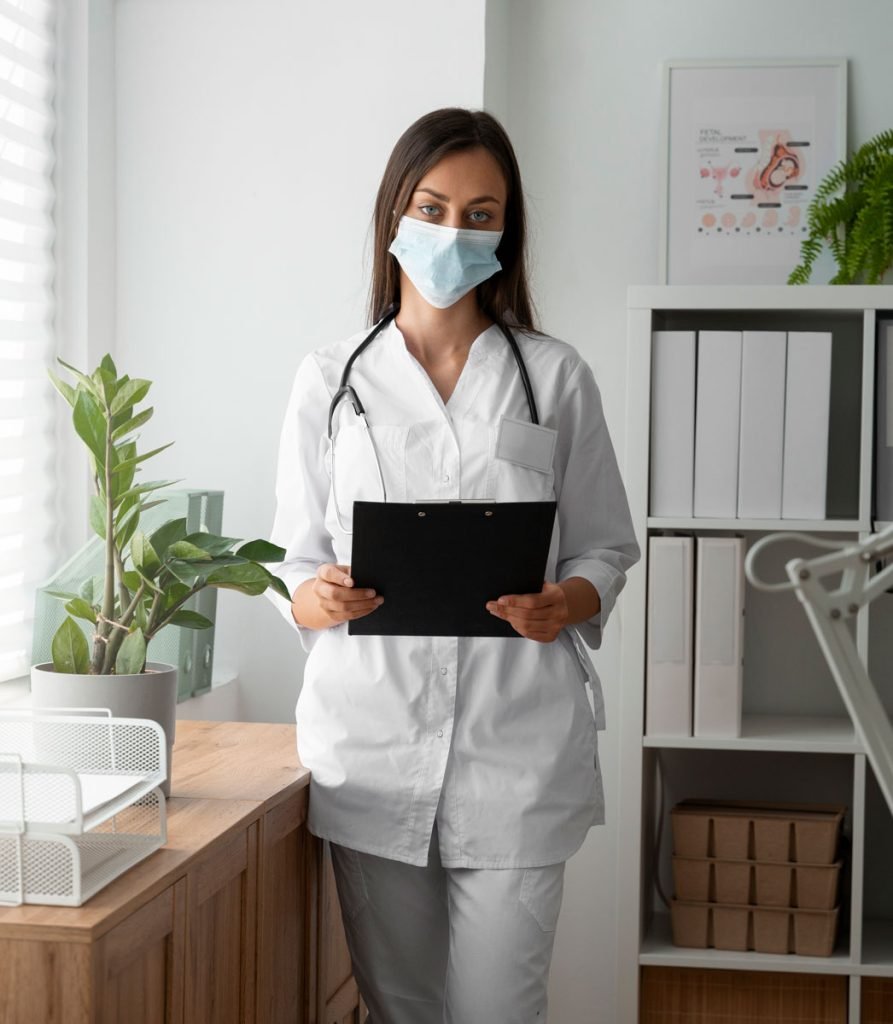 Médico analisando resultados de marketing digital