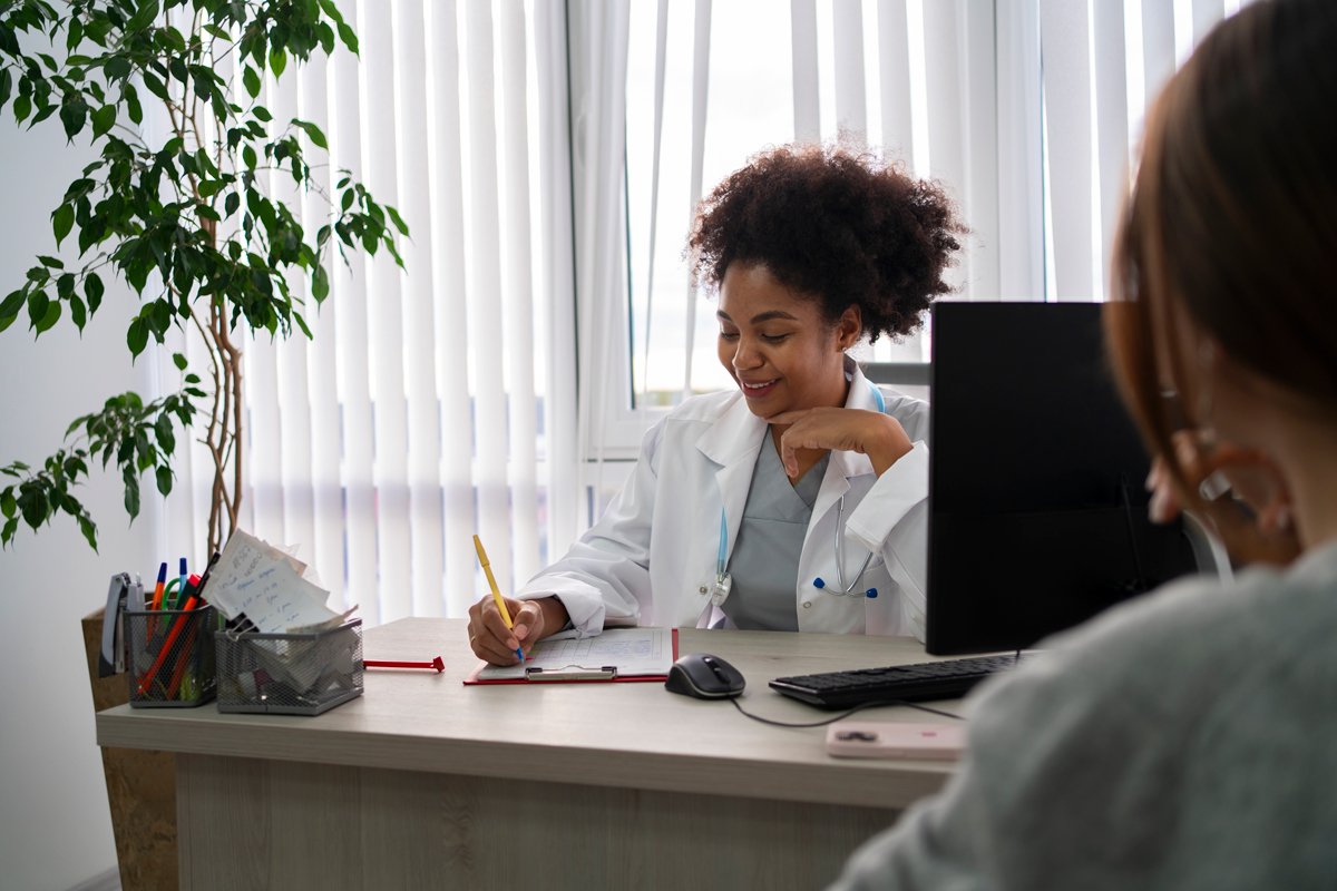medico-sorridente-de-vista-lateral-tomando-notas